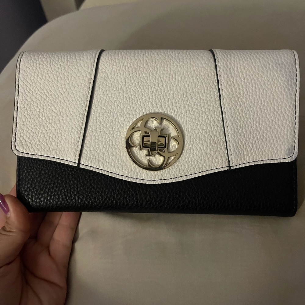 Guess Flap Clutch Wallet 💕
